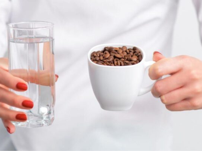 الماء أفضل من القهوة للخمول!