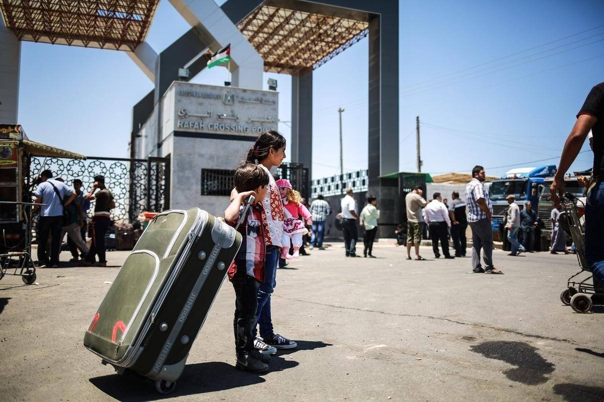 قيود "اسرائيلية" على رفح تحصر حركة السفر في مئات المسافرين