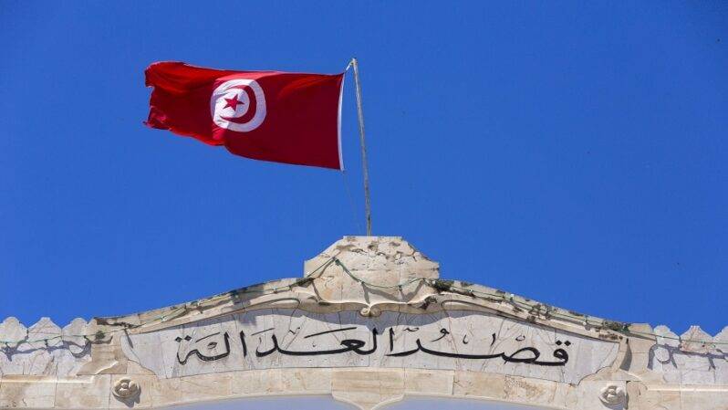 قيود المحاكم تشعل احتجاج المحامين في تونس!