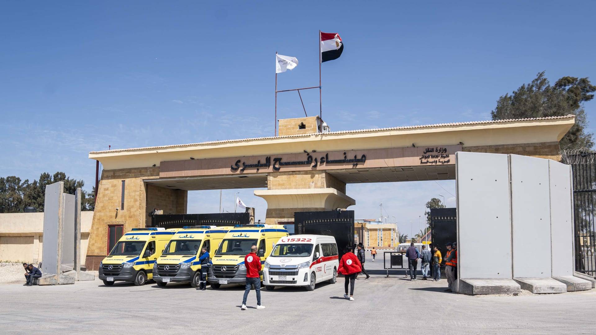 مغادرة وعودة فلسطينيين عبر معبر رفح وسط مضايقات "اسرائيلية"