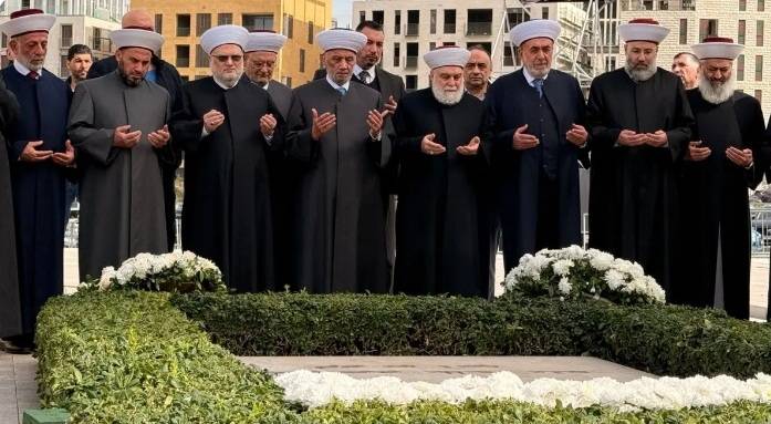دريان زار ضريح رفيق الحريري:
سنبقى أوفياء لنهجكَ ورسالتكَ