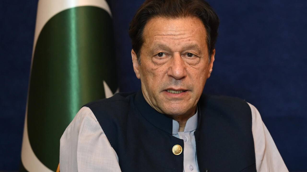 عمران خان يفقد معظم بصره في إحدى عينيه داخل السجن