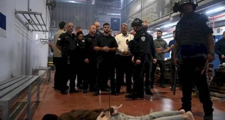 حماس تدين الانتهاكات الوحشية بحق الأسرى الفلسطينيين في سجن عوفر