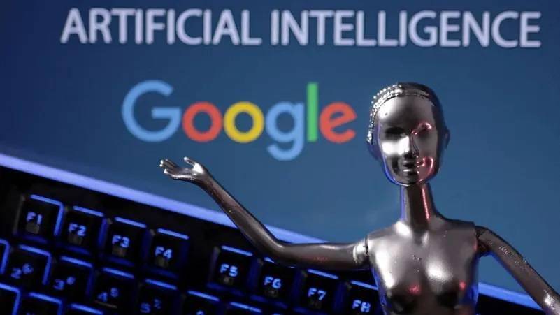مذيع يتهم "غوغل" باستنساخ نبرته بالذكاء الاصطناعي