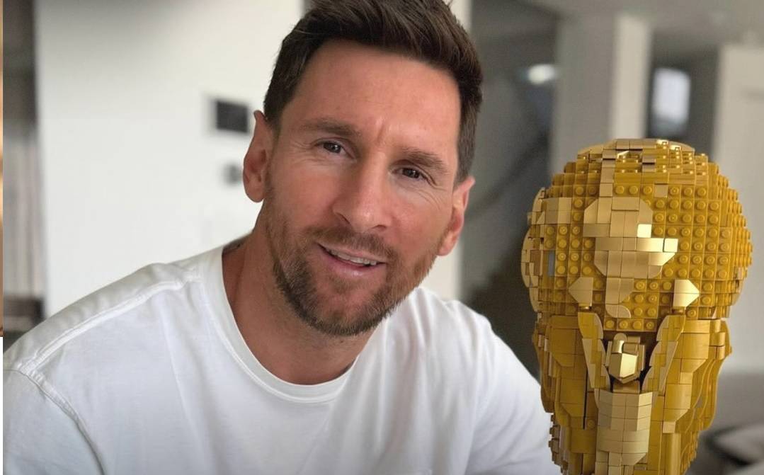 أملا في الاحتفاظ باللقب.. ميسي يبني كأس العالم بيديه