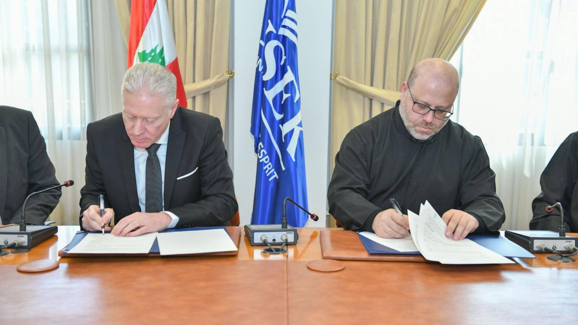 مذكرة تفاهم بين الخارجية وجامعة الروح القدس لتعزيز حفظ الوثائق التاريخية