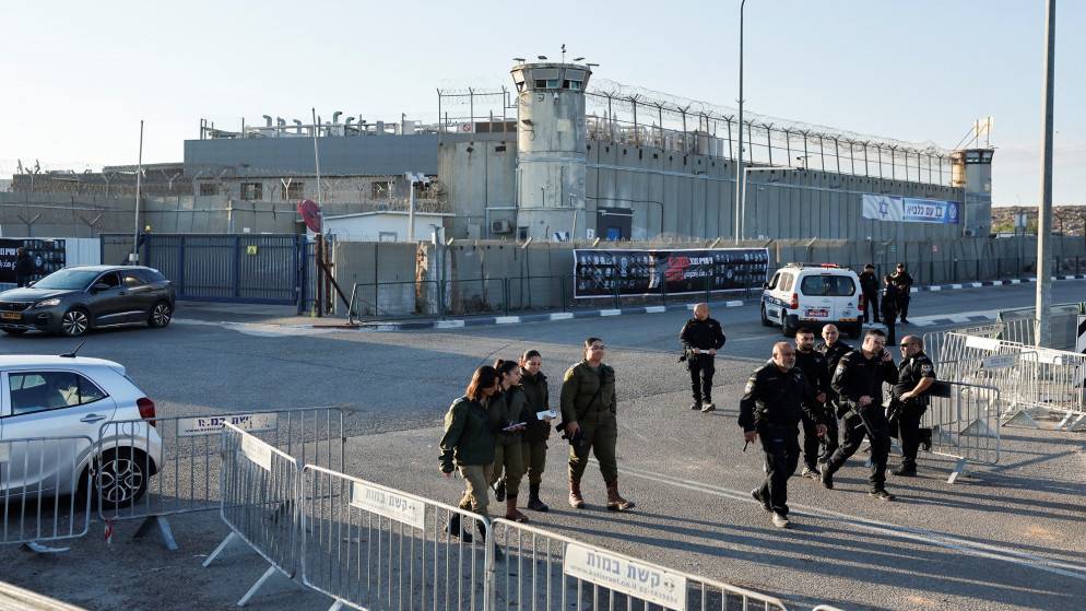 "داس على رؤوس أسرى".. نادي الأسير الفلسطيني يوصّف ما حصل في سجن عوفر