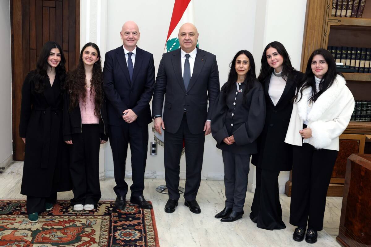 عون ورئيس "الفيفا" يبحثان مشروع ملعب كرة قدم عالمي ممول بالكامل!