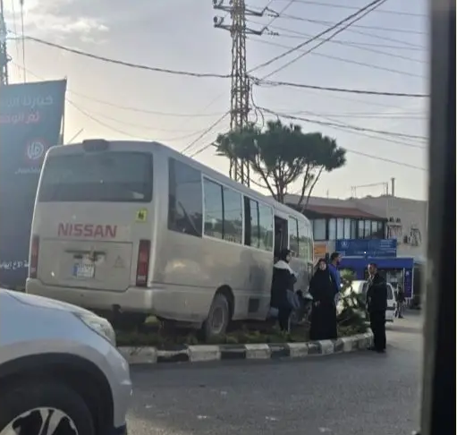 بسبب تعطل المكابح... حادث حافلة مدرسية على دوار كفررمان