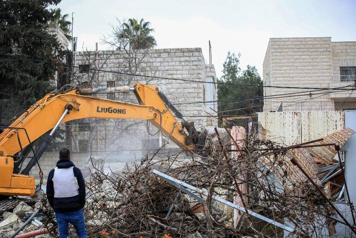 الاحتلال يُجبر فلسطينياً على هدم منزله بنفسه