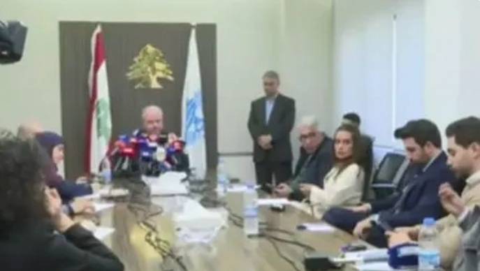 جابر: قررنا تطبيق الزيادة على البنزين فورًا لمنع السوق
السوداء وكلفة الزيادة على الرواتب بلغت 800 مليون دولار