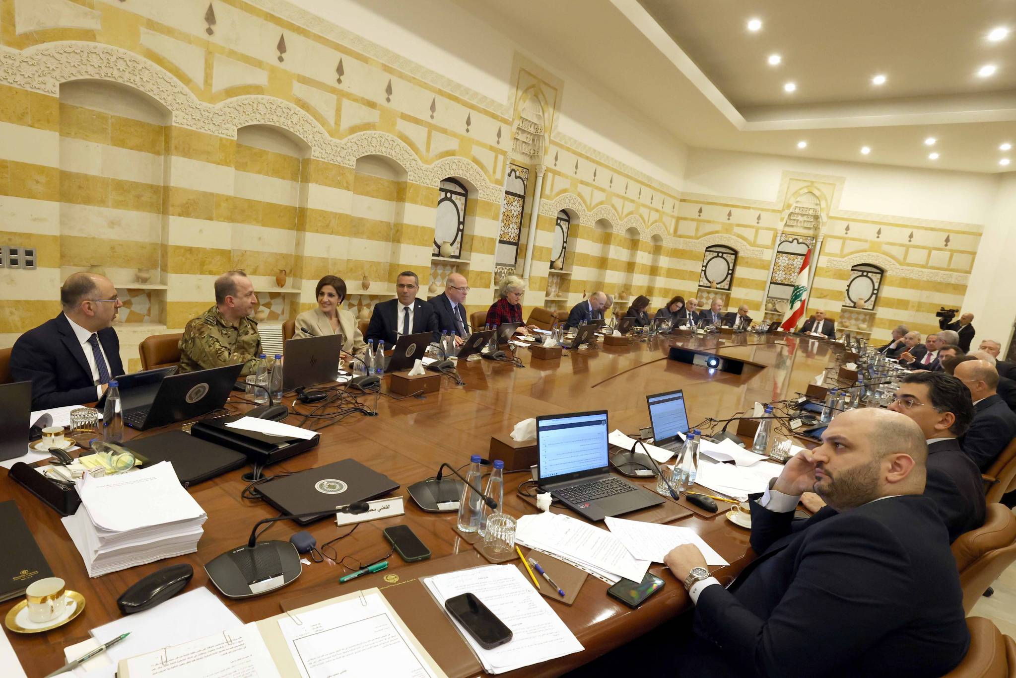 لماذا تبدو الحكومة مُحصّنة من السقوط... وأين الشارع؟