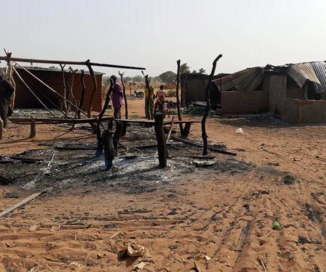 مسلحون يهاجمون قرية في نيجيريا ويخطفون نساءً وأطفالاً