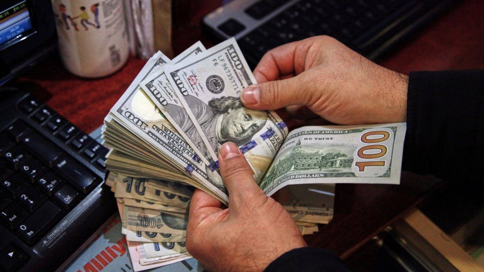 الدولار يتراجع بعد قرار قضائي ضد رسوم ترامب