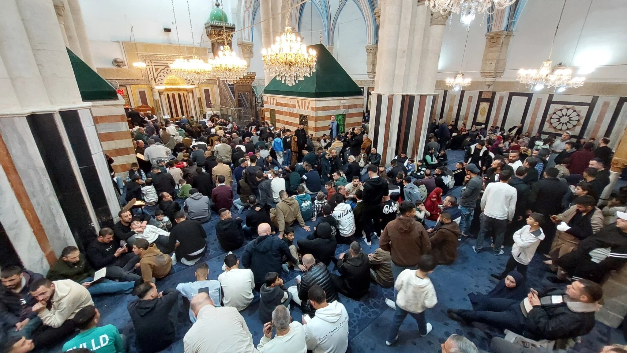 رغم قيود الاحتلال... آلاف الفلسطينيين يؤدون الصلاة بالضفة