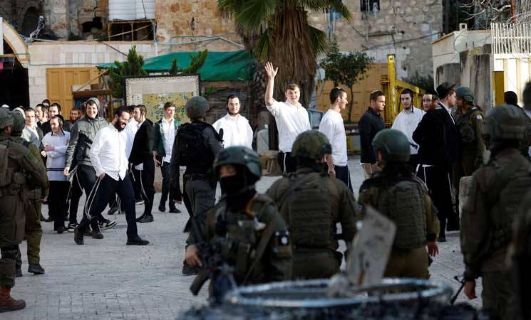 الضفة في عقد: 66 رخصة للفلسطينيين و22 ألفًا للمستوطنين