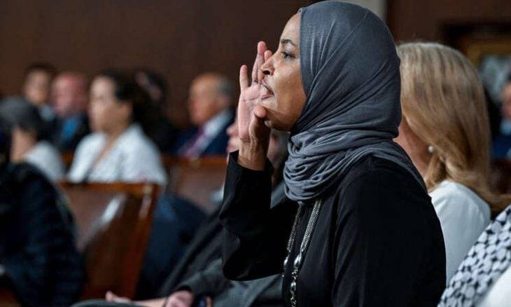 إلهان عمر تنتفض ضد اعتقال محتجة خلال خطاب ترامب!