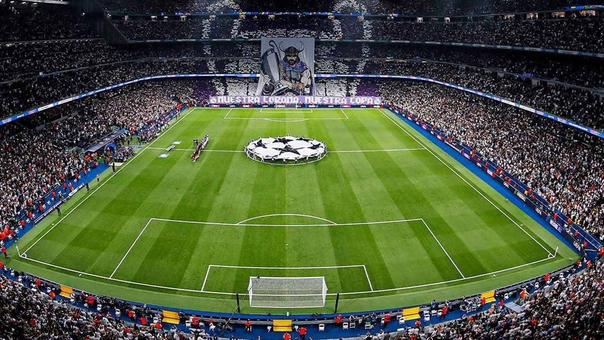 مشجع مدريدي يؤدي التحية النازية
في مباراة ريال وبنفيكا بدوري الأبطال