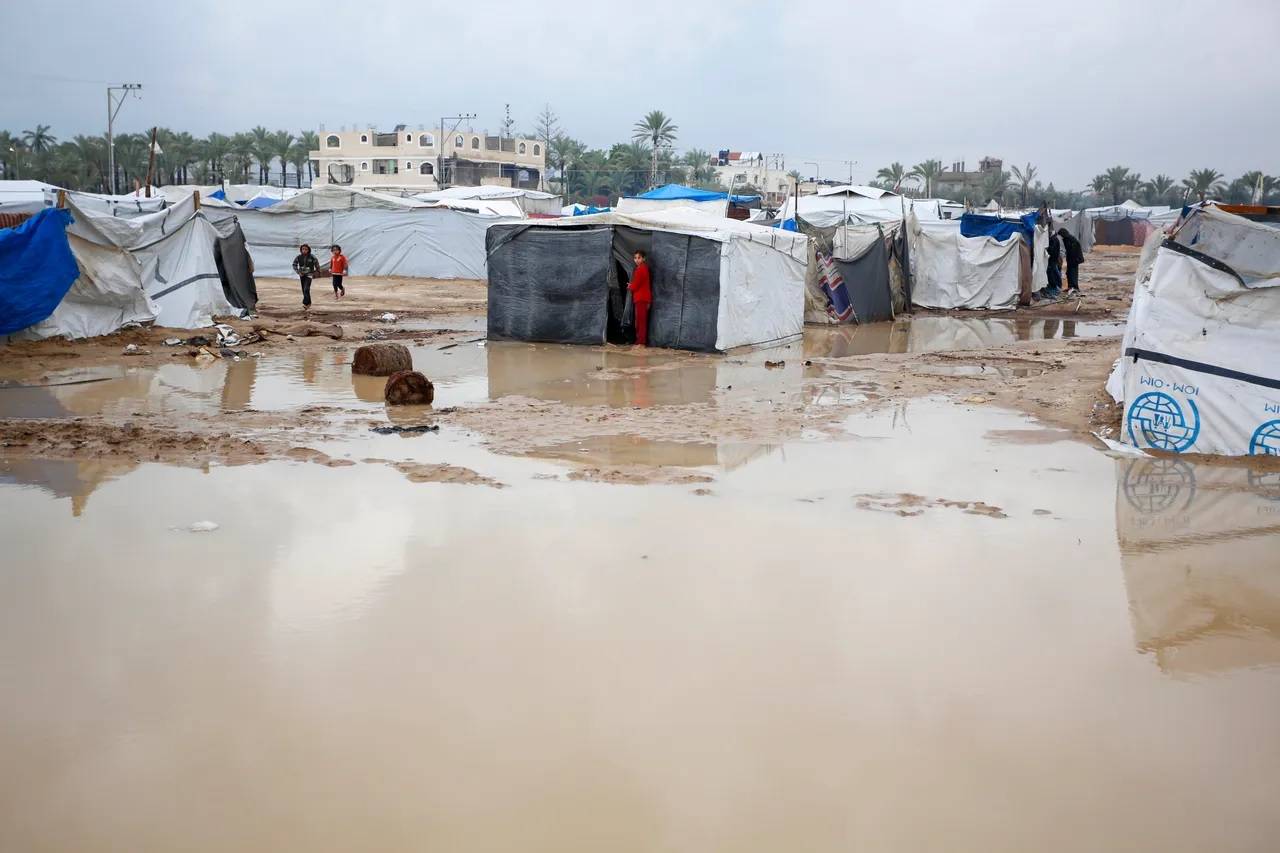 أمطار تغرق خيام النازحين في غزة وتضاعف مأساتهم