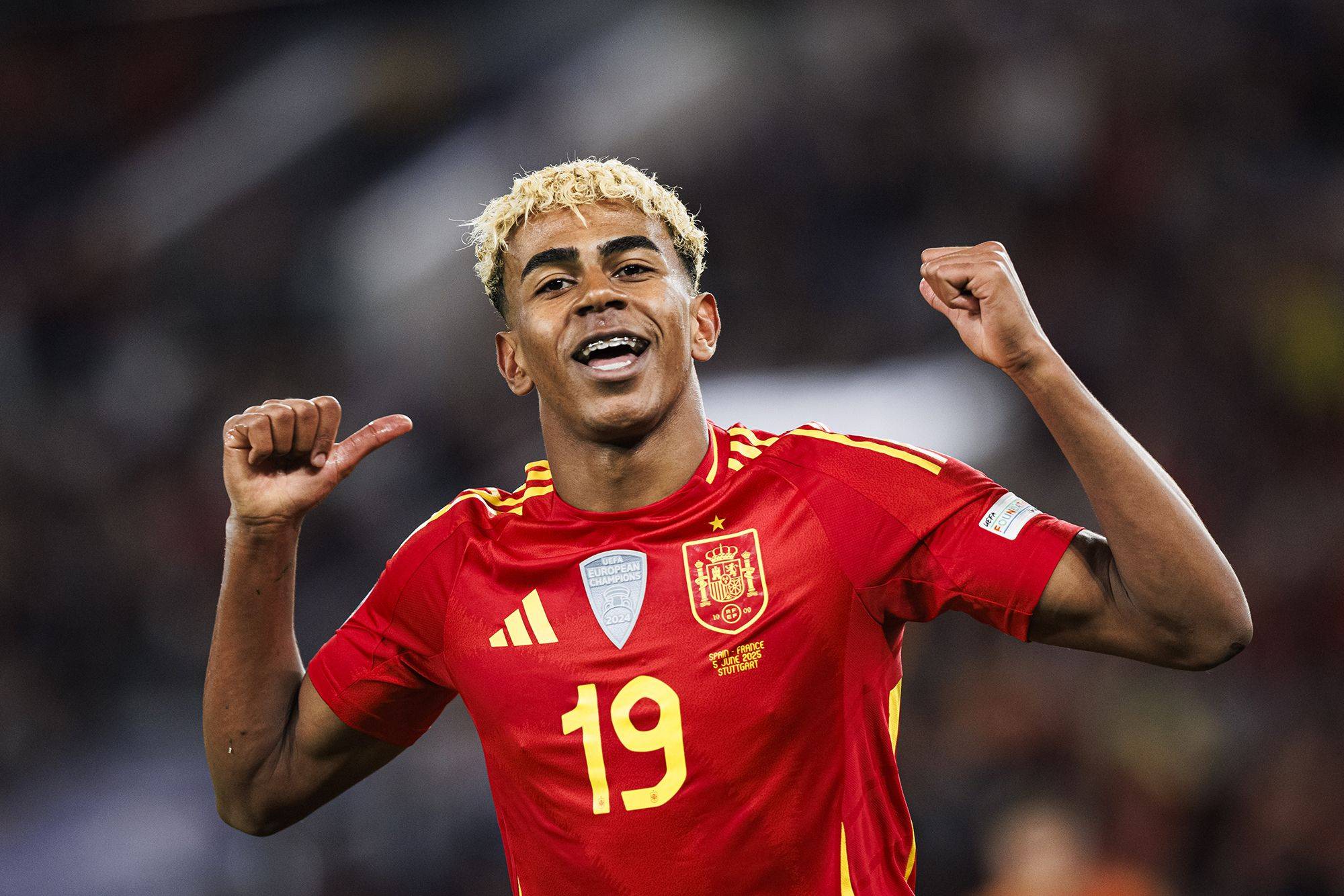 يامال يحصد جائزة روفيرا كأفضل لاعب عن الموسم السابق