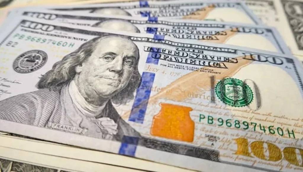 الدولار يتجه لتحقيق أول مكاسب شهرية منذ أشهر عدة