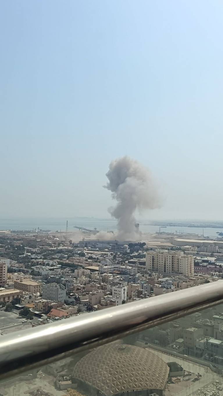 "رويترز": تصاعد دخان من منطقة الجفير في البحرين التي تضم قاعدة بحرية أميركية