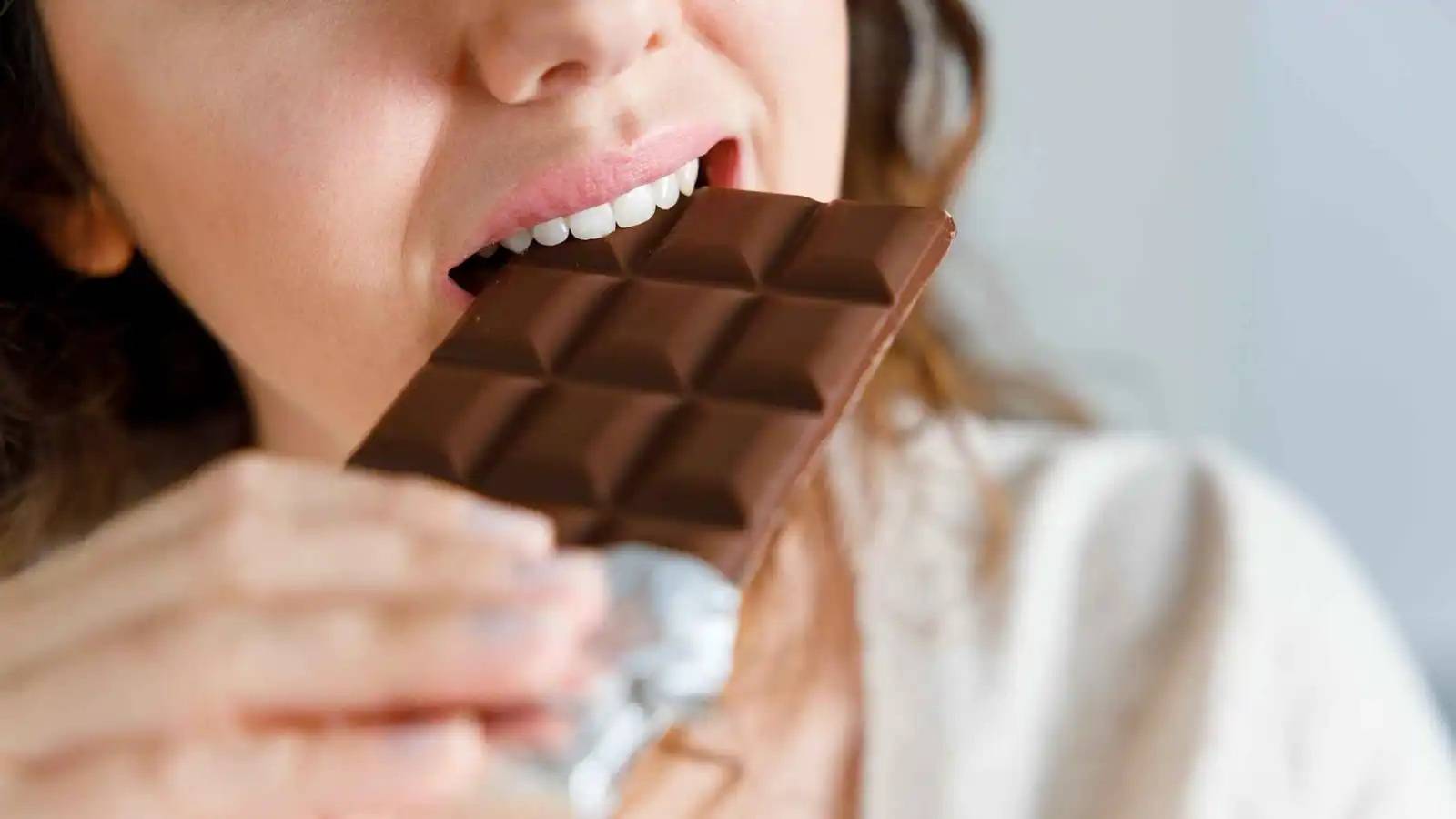 لن تتوقعها.. 6 أطعمة مفاجئة تحمي أسنانك