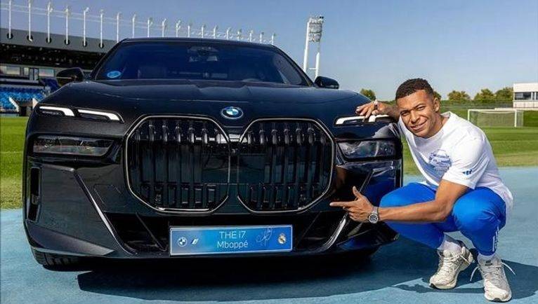 مشجع لغريم ريال مدريد
يحضر كيليان مبابي لقيادة السيارات