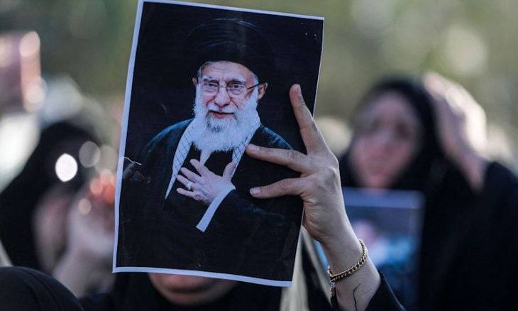 الإيرانيون يلقون نظرة الوداع على خامنئي لثلاثة أيام