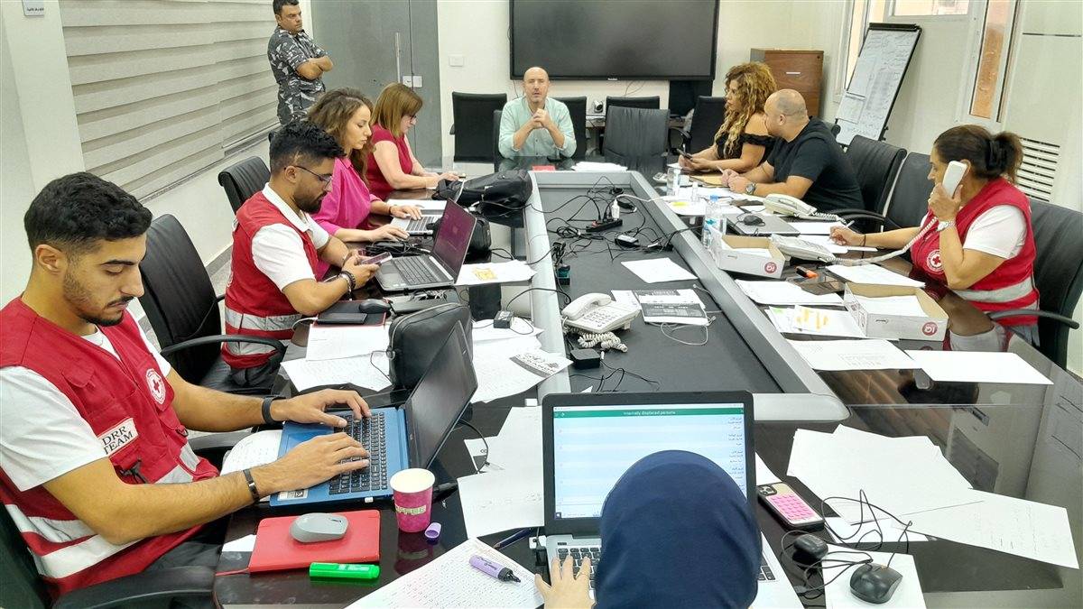 محافظ الجنوب يتابع خطة توزيع مساعدات الإيواء