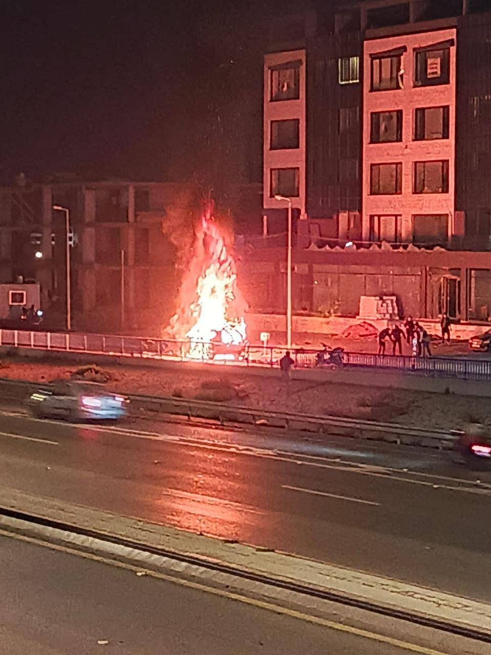 التصعيد متواصل: استهداف سيارتين على طريق المطار
