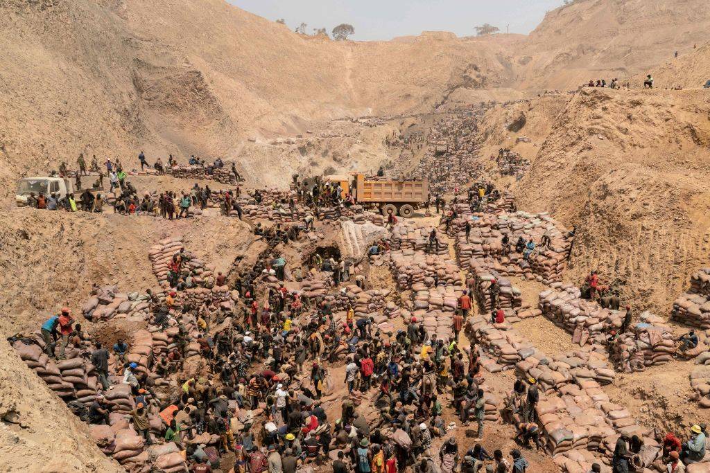 مقتل أكثر من 100 عامل بانهيار أرضي في موقع تعدين بالكونغو
