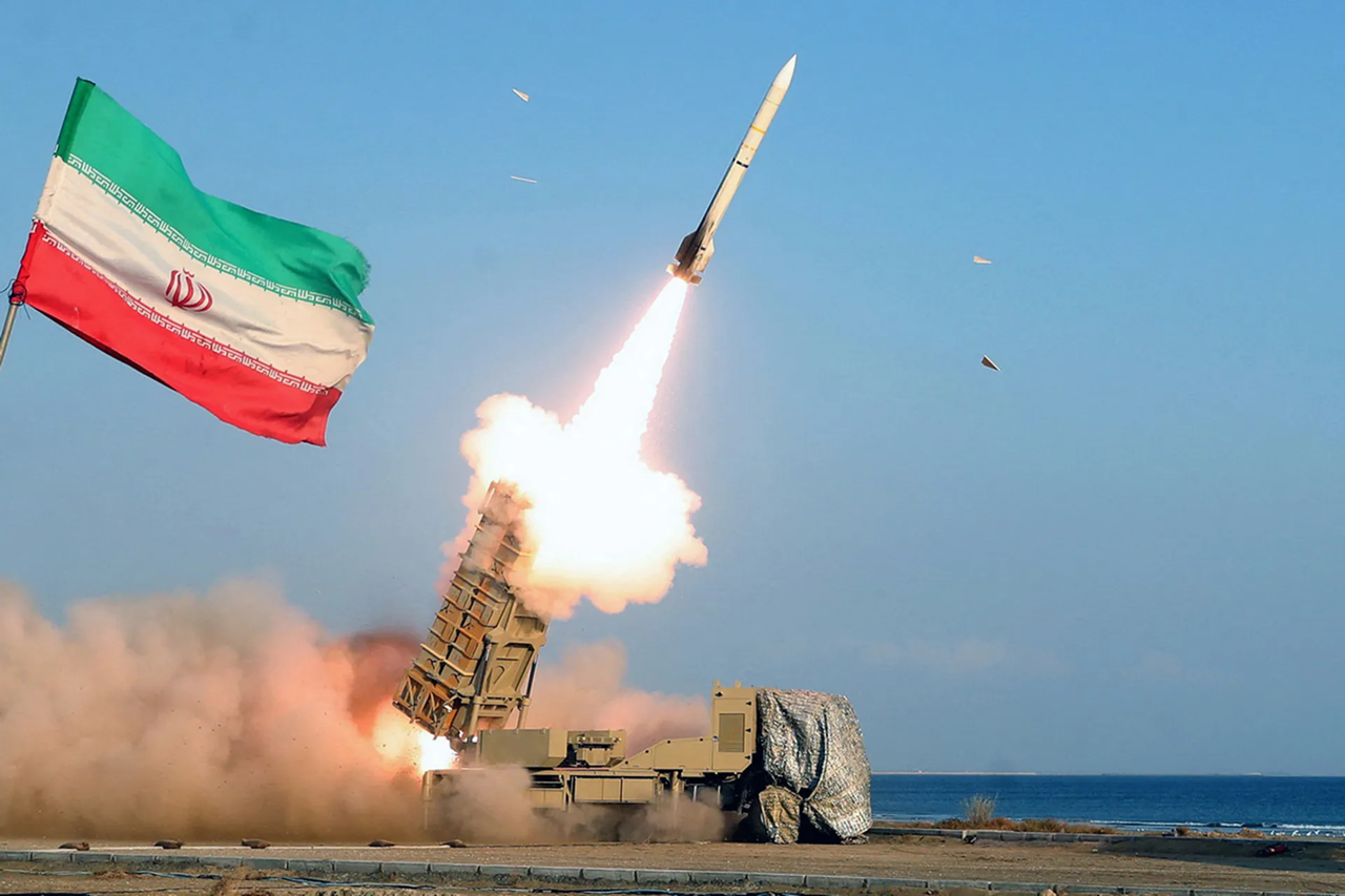 طهران تعلن توسيع هجماتها الصاروخية على القواعد الأميركية