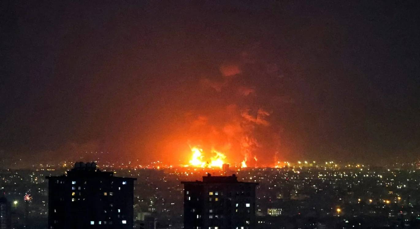 بعد استهداف البنى التحتية.. إيران: إذا كنتم قادرين على تحمّل 200 دولار لسعر برميل النفط فاستمروا