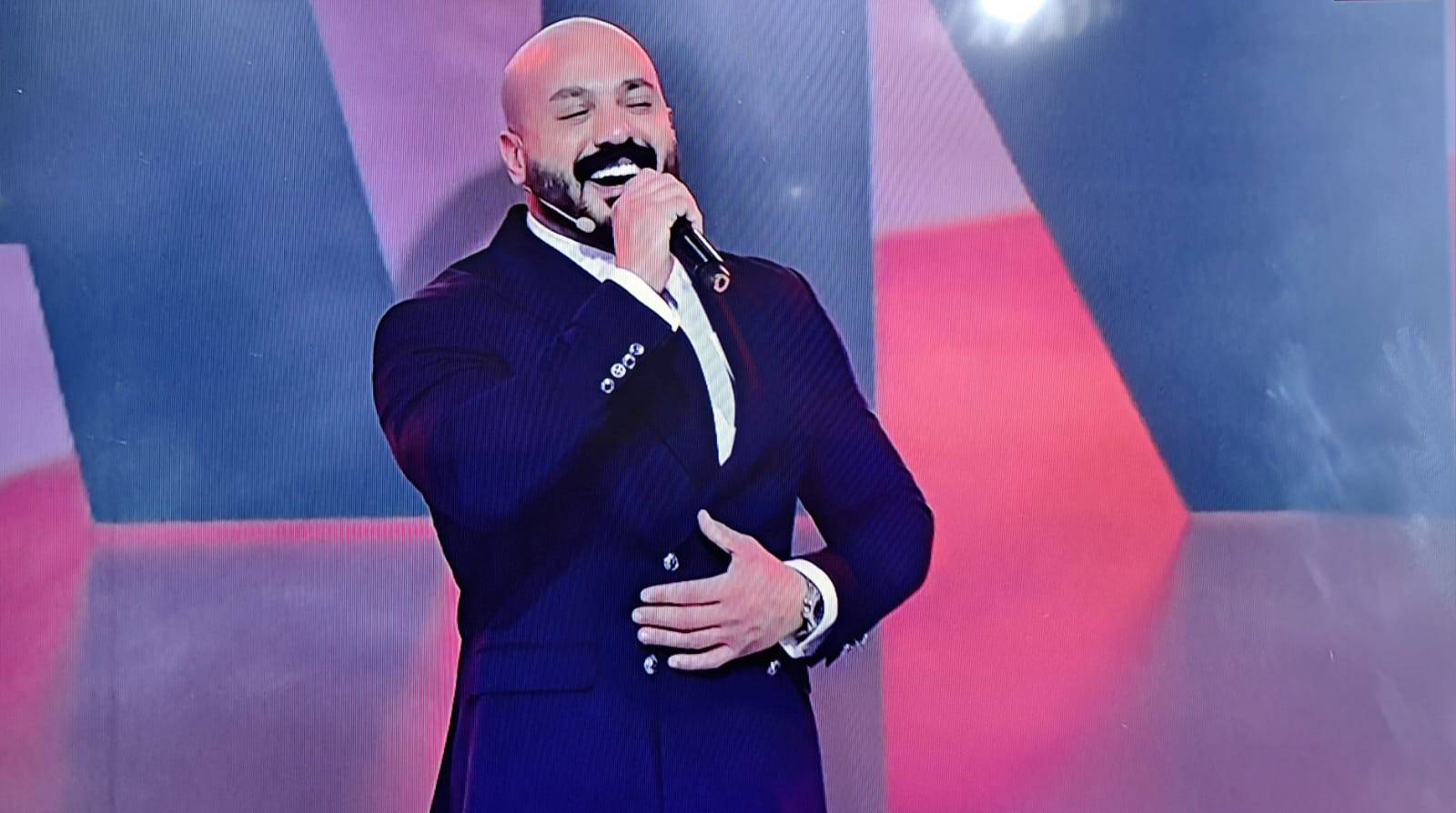 ايان يأسر القلوب بصوت وطني ساحر في حلقة ناريّة مع وسام حنا!