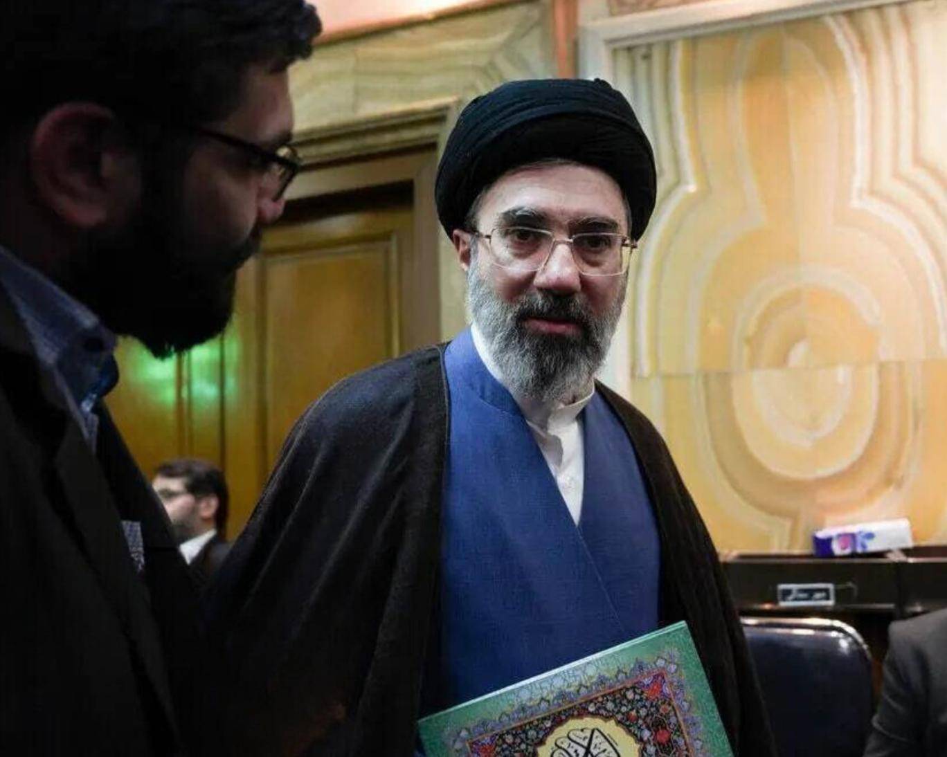 مبايعة واسعة للسيد مجتبى خامنئي قائداً جديداً للثورة