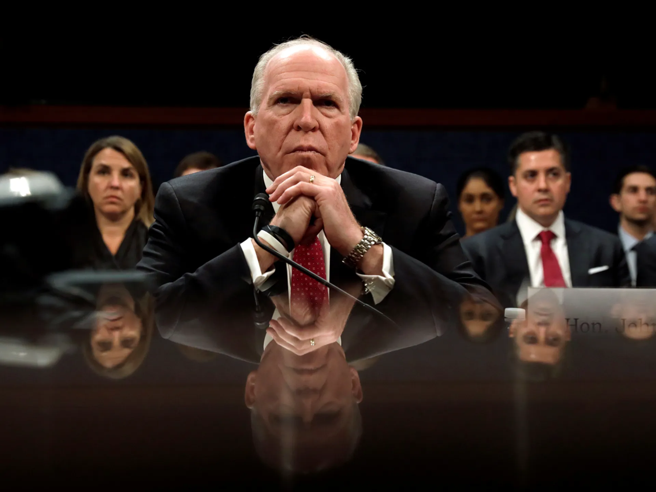 مدير CIA الأسبق يحذر من إرسال قوات برية إلى إيران