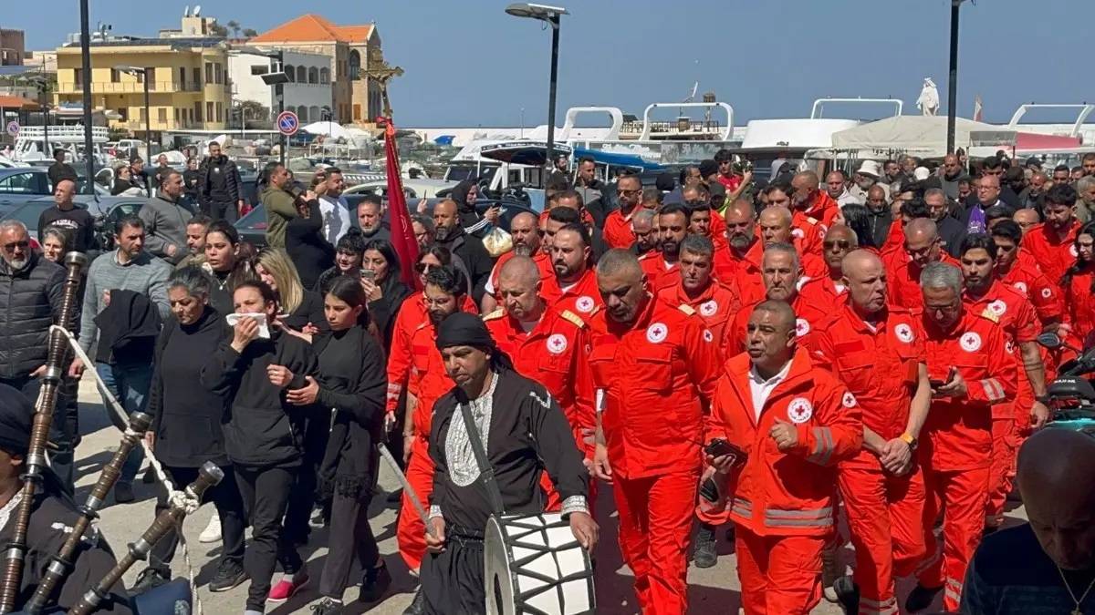 بزفة حزينة وتصفيق… صور تودّع مسعف الصليب الأحمر الشهيد يوسف عساف