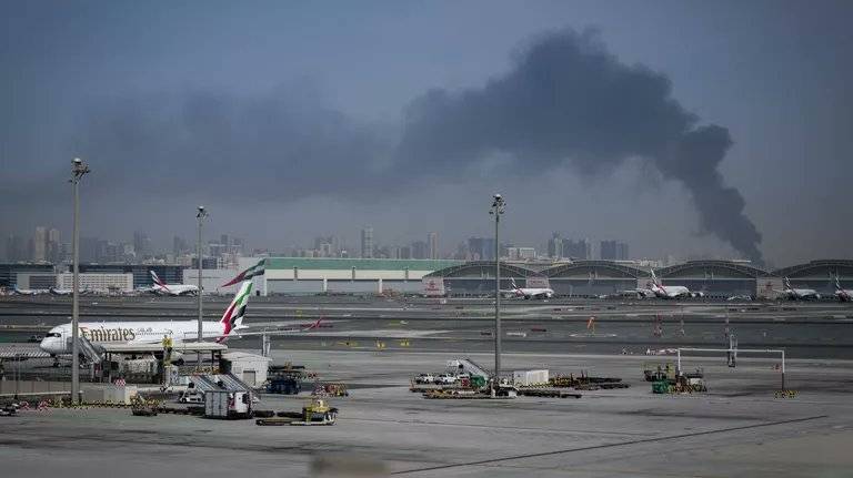 حريق في مطار أبوظبي القديم بعد سقوط شظايا