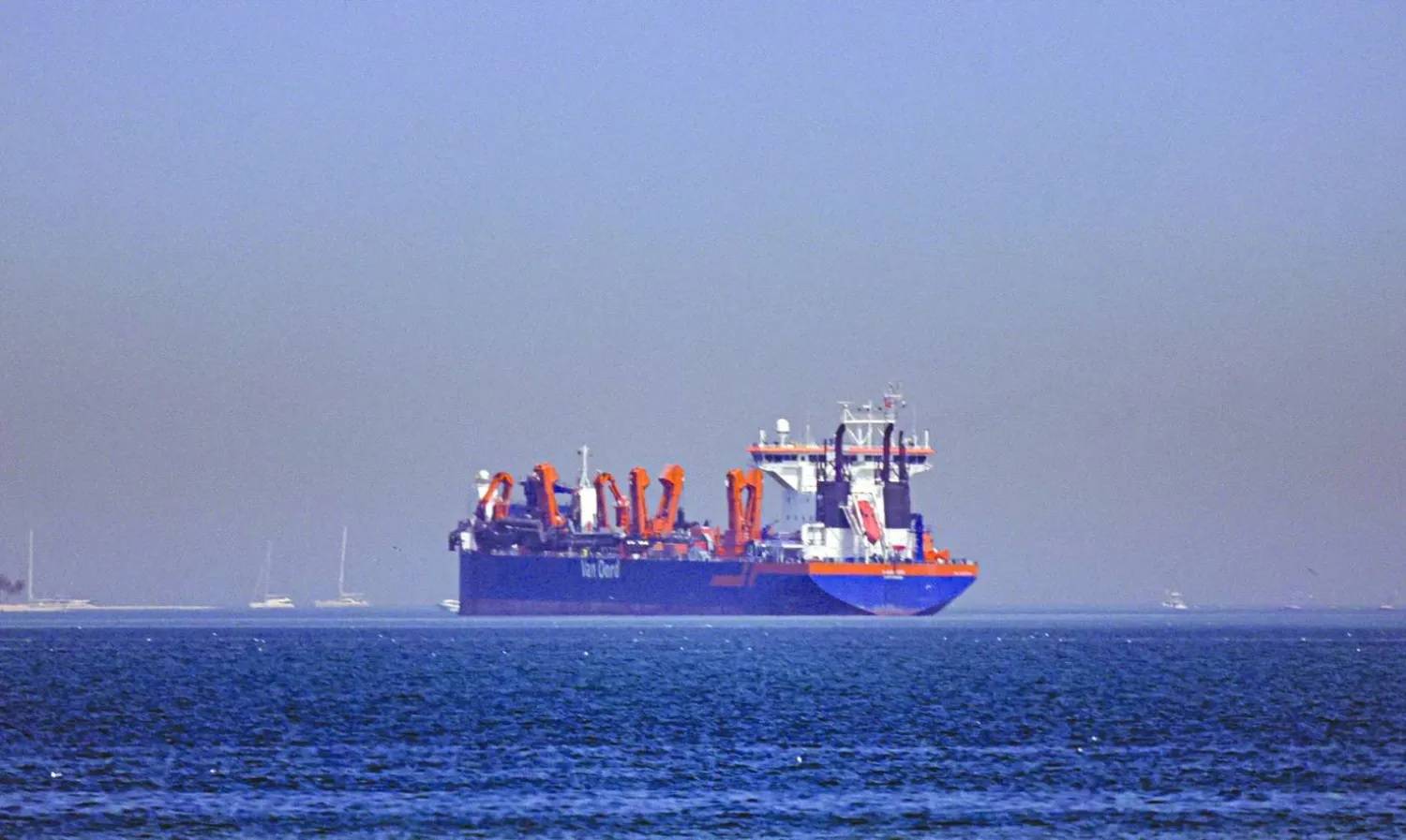 إصابة سفينة بمقذوف مجهول شمال غرب الإمارات