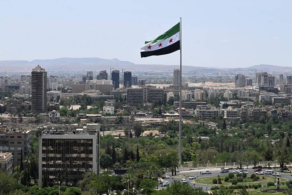 خطة سورية لإعادة دمج "الساحل"... واجتماعات مع ضباط علويين للعودة إلى الجيش