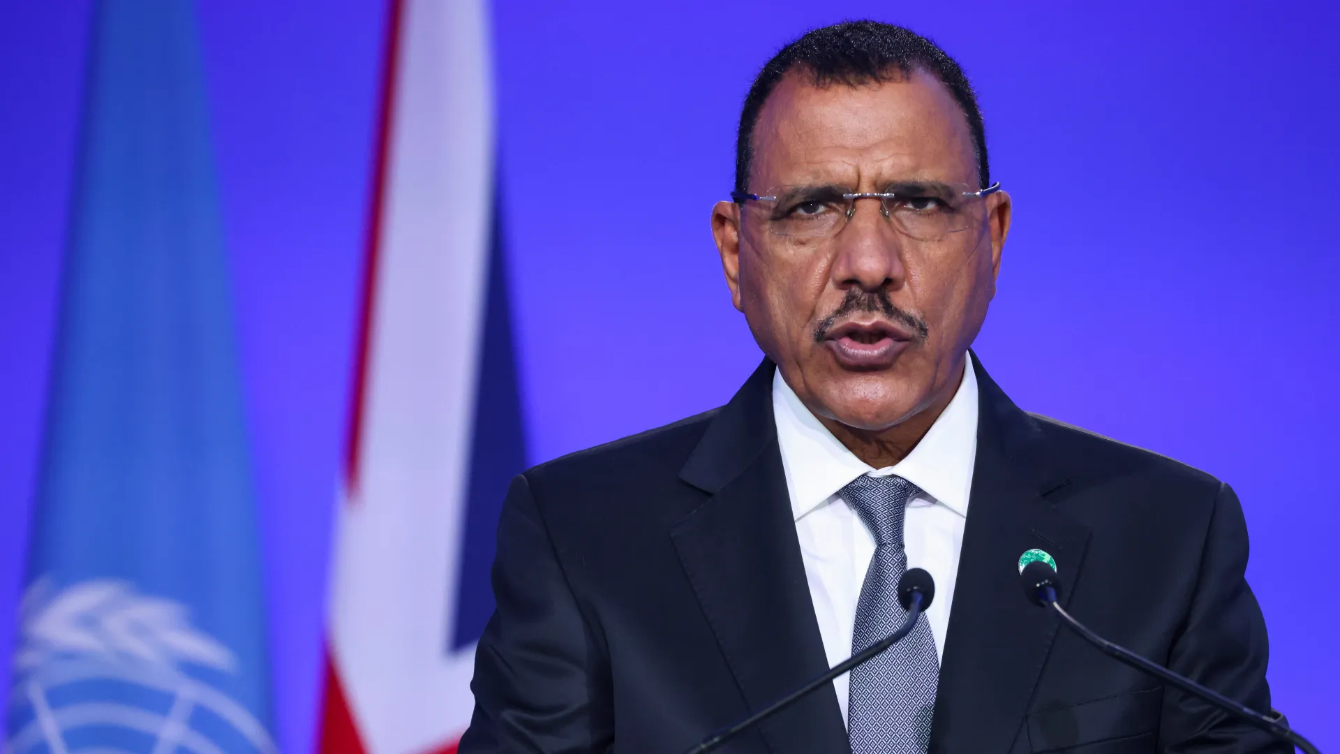 البرلمان الأوروبي يطالب بالإفراج الفوري عن بازوم