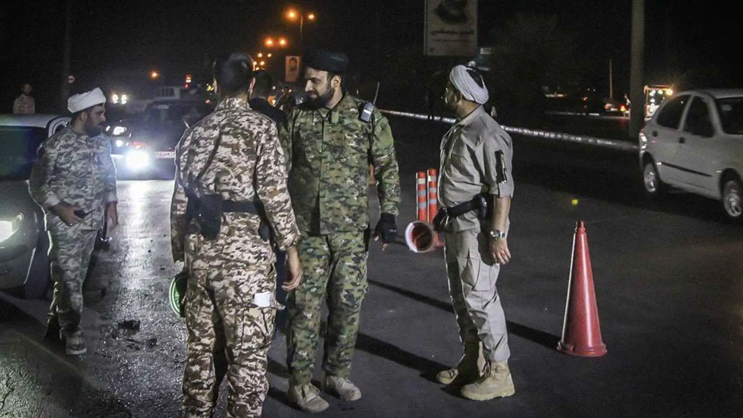 عمائم بلباس عسكري في شوارع طهران؟