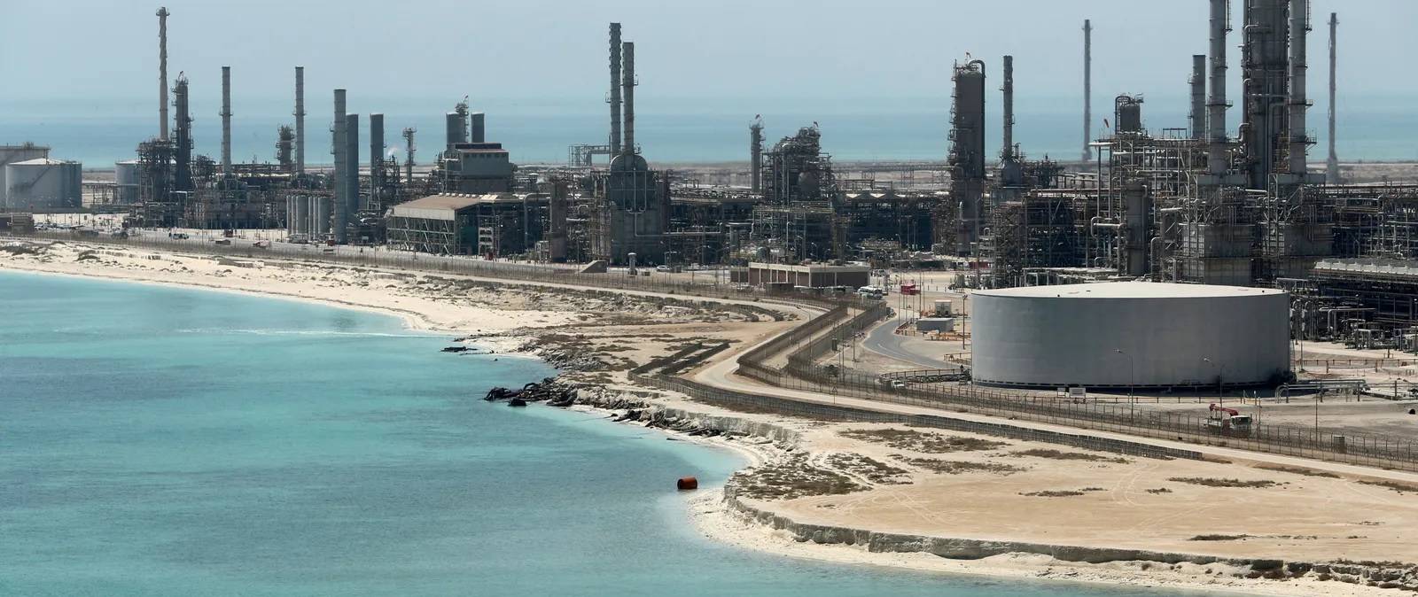 "البحري" في السعودية تستحوذ على ناقلات نفط ضخمة لمواجهة شلل مضيق هرمز