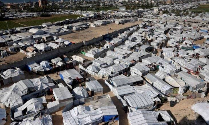 وفاة 3 فلسطينيين بانهيار جدار على خيام نازحين بخان يونس