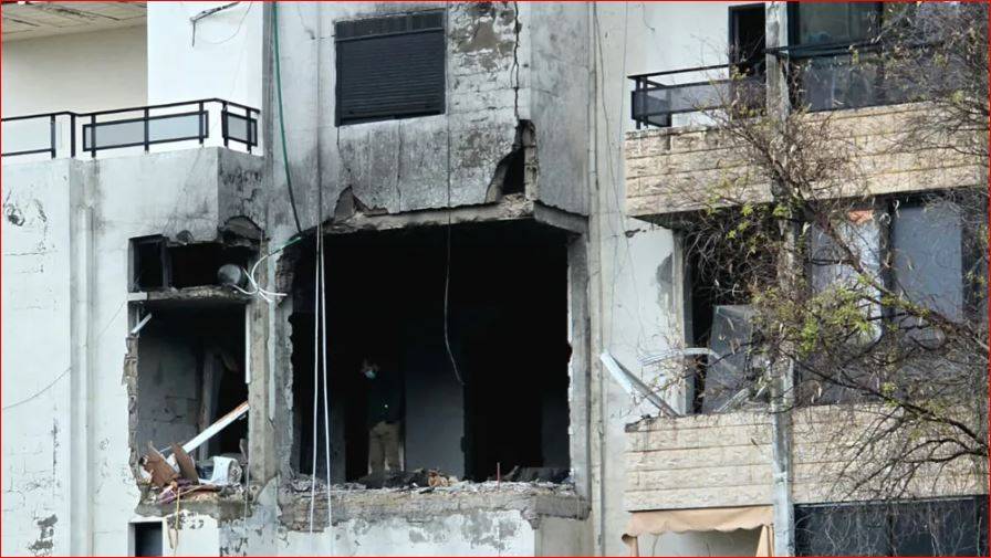 بالفيديو- غارة تستهدف شقة سكنية في بلدة شرحبيل