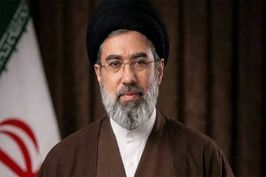 مجتبى خامنئي يوجّه باستمرار مسؤولي والده في مناصبهم