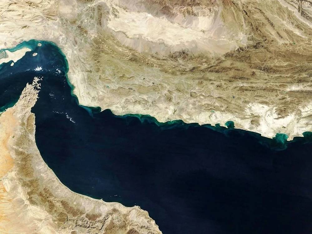 خفض إنتاج النفط في الخليج مع تصاعد التوترات حول مضيق هرمز