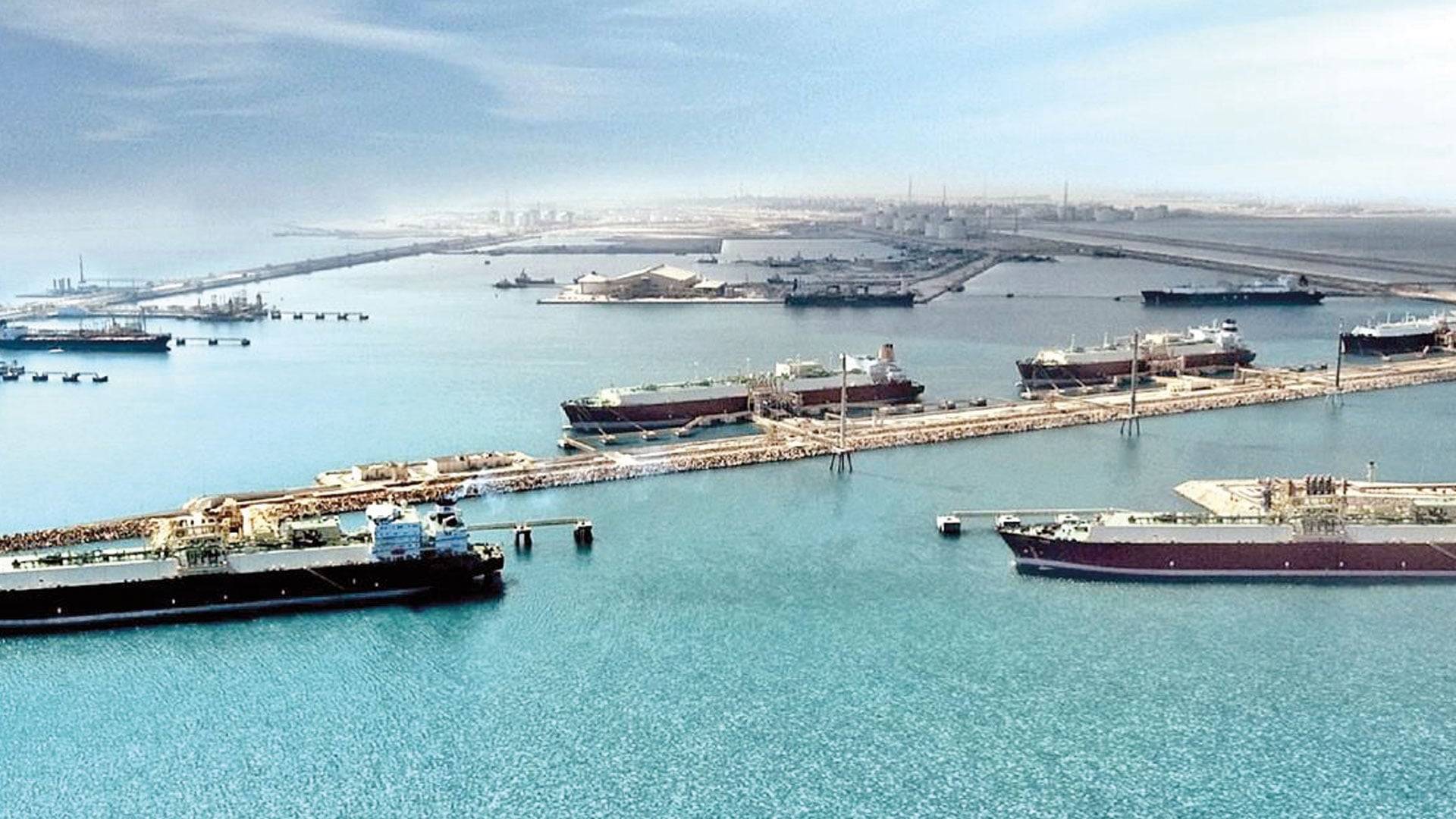 إصابات بحرية لسفينتين قبالة "رأس لفان" و"خورفكان"