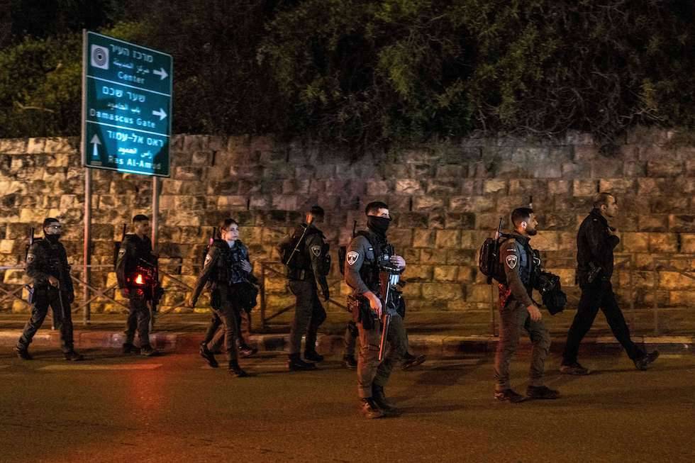 قوات الاحتلال تقمع المصلين في محيط الأقصى